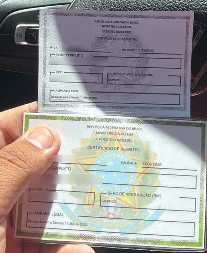 Certificado de Registro impresso em preto e branco ao lado do mesmo documento colorido